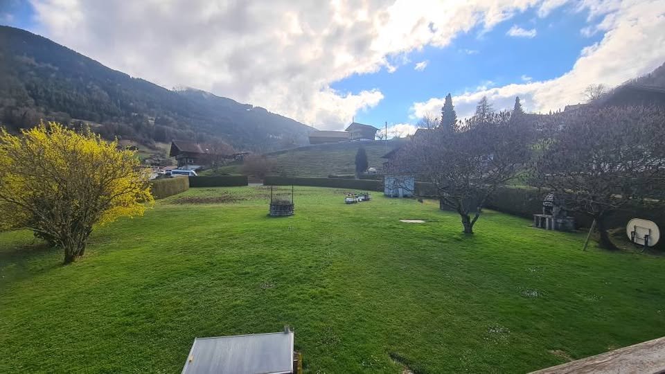 Grand terrain avec vue sur les montagnes